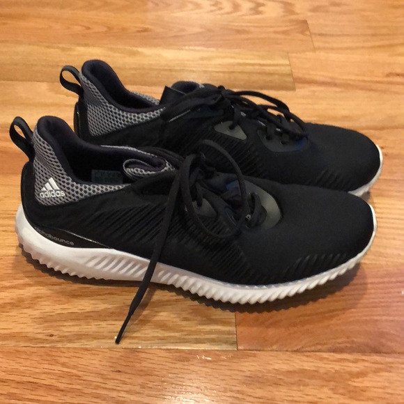 Adidas tennis shoes - Picture 2 of 3